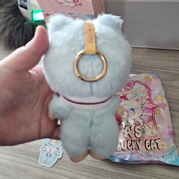 Lilla Lucky Cat Honeyland Enchantment Vinyl Plush Pendent OPEN BOX Blueberry - Picture 5 of 11